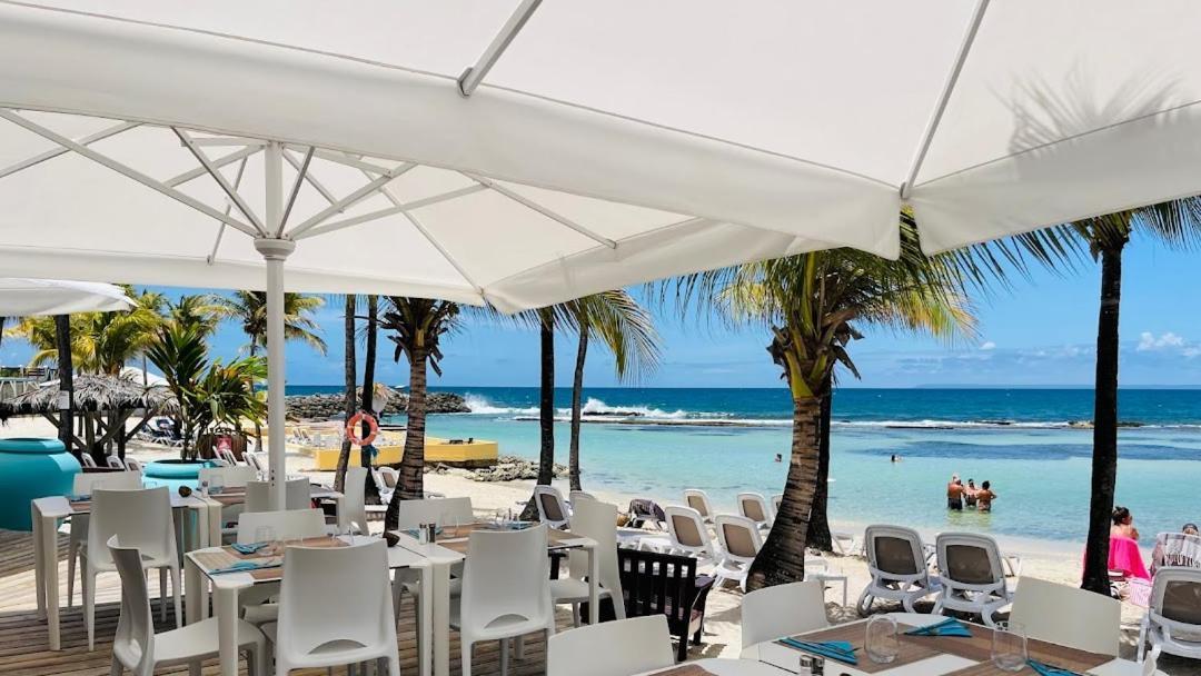 Tres Bel Appartement Avec Vue Mer, Acces Direct A La Plage Et Piscine Surveillee Saint-Francois  Exterior photo